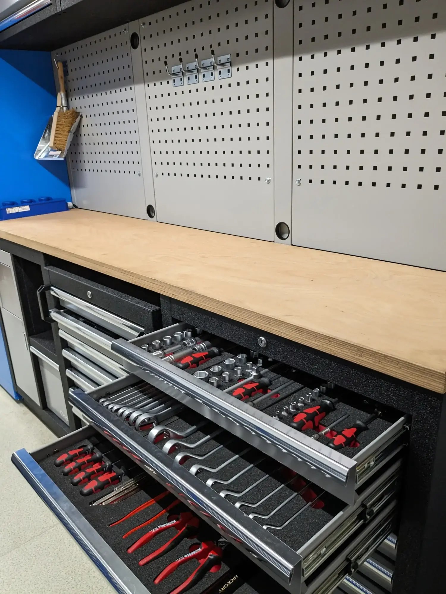 service container with tools qapqa